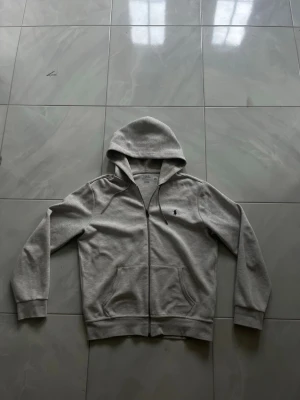 Ralph lauren fullzip - Riktigt go raffe fullzip. Skick 7/10, enbart små tecken på användning. Tveka inte o fråga om ni har frågor!👊