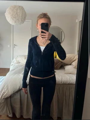 Mörkblå hoodie från Soft Goat - Mysig mörkblå hoodie från Soft Goat i mjuk kashmir. Tröjan har dragkedja framtill, huva och långa ärmar. Perfekt för dig som gillar en enkel men stilren look. Passar till allt och är superbekväm. Tröjan är från doft goat inga hål eller liknande! Pris kan diskuteras vid snabb affär. Tryck inte på köp nu