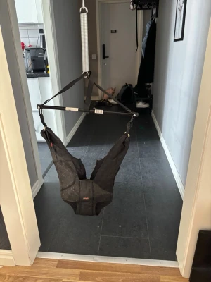 Hoppgunga - Säljer en svart dörrtrapets med fjäderupphängning som monteras i dörrkarmen. Perfekt för dig som vill ha ett roligt träningsredskap hemma. Tillverkad i slitstarkt tyg och metall, enkel att hänga upp och ta ner. Passar för både lek och träning.