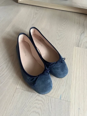 Mocka ballerinaskor  - Mörkblåa mocka ballerinaskor från mint&berry. St 38. Skriv gärna vid frågor och pris kan såklart diskuteras!