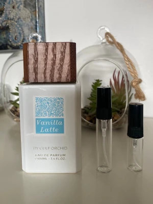Vanilla Latte 3ml - Säljer 3ml av denna supergoda Vanilla Latte från Gulf Orchid. Top notes: Caramel and Butter; middle notes: Jasmine, Tonka and Honey; base notes: Amber, Vanilla and Musk. Riktigt god och mysig doft, passar särskilt bra för dig som tycker om Bianco Latte. Postar snabbt i vadderat kuvert!💌