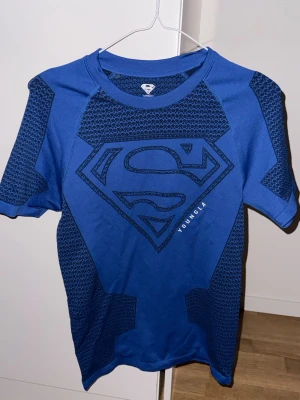 Superman Compression Young LA - Säljer en blå Superman compression tröja i storlek L. Aldrig använd då ja tyckte den inte passade mig helt. Skitsnygg annars och säljer för den bara tar plats