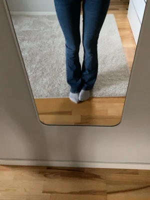 Mörkblå jeans - Högmidjade jeans