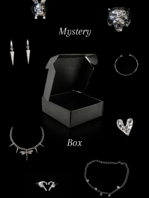 Mystery box med silversmycken - 1 smycke pär box! Mystery box fylld med olika silverfärgade smycken som halsband, örhängen, ringar och armband. Innehållet har motiv som läppar, blommor, trollslända och vingar. Perfekt för dig som gillar överraskningar och unika accessoarer.