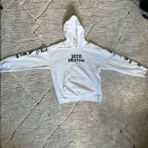 90 x mil club Zero Deaths Hoodie | M - Säljer min Zero Deaths Hoodie i storlek M. Hoodien har några tecken på slitage som visas i 2 bilder med några små diskreta fläckar som har varit svåra att få bort, samt att det fastnat massor av ludd på olika ställen. Det går däremot att ta bort, men jag har inte lagt ner tid på att göra det. Annars är hoodien i bra skick