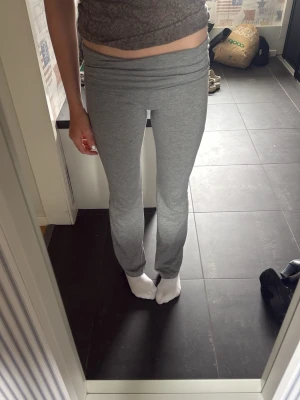Lågmidjade yogapants - Säljer mina grå yogapants från Gina då dom blivit lite för korta för mig☀️