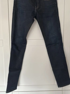 Replay  jeans - Snygga mörkblå jeans med rak passform. Perfekta för dig som gillar en enkel och stilren look. Kommer från djur- och rökfritt hem. Använda fåtal gånger. Nypris 1800kr