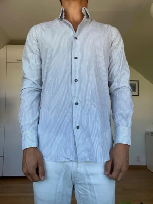Randig skjorta - Randig skjorta från Massimo Dutti i strl S. Inga defekter. Modellen är 178 cm och väger 77 kg. Hör gärna av dig vid frågor!