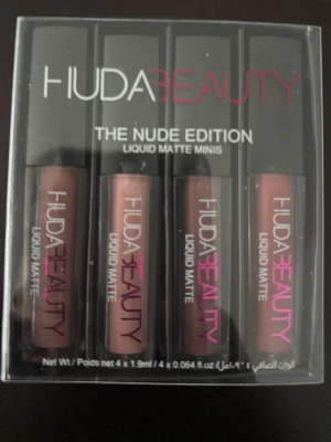 Huda Beauty The Nude Edition Läppstift - Säljer ett set med fyra mini flytande matta läppstift från Huda Beauty, The Nude Edition. Färgerna heter Venus, Bombshell, Flirt och Trendsetter och går i olika nude- och bruna toner. Perfekt för dig som gillar matta läppar och vill ha flera nyanser att välja mellan.