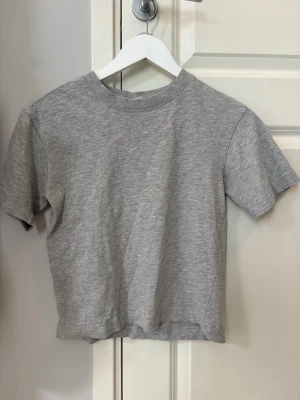Grå t-shirt  - Säljer denna T-shirten från Gina tricot. Skriv om ni har några frågor!😊