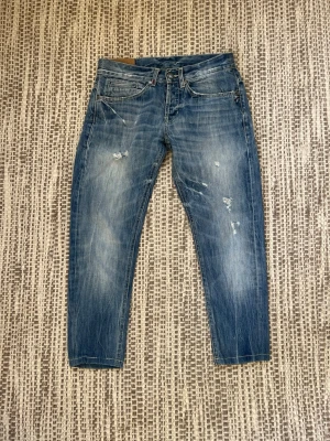 Dondup George Jeans W30 - Säljer dessa fräscha dondup jeans med stiliga slitningar, som är W30 och i längden 82cm, nypris ca 2000kr. Hör gärna av dig vid frågor! 