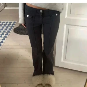 Svarta hm jeans - Hm jeans med fickor fram och en söm längs benen. OBS dom är nersydda så dom är runt 2-3 cm längre