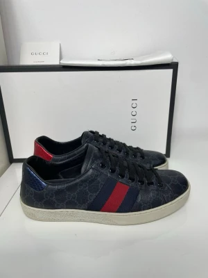 Gucci Ace Skor  - Säljer nu dessa extremt populära Gucci Ace skor i uk 6 som motsvarar storlek 40, skriv för fler bilder/frågor🙌🏼