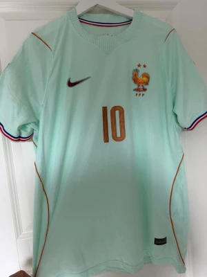 Frankrike bortatröja VM 2026 - Kylian Mbappe - Helt ny/nyskick Kylian Mbappe VM bortatröja Frankrike. Den här även VM patches på axlarna och är i storlek M, trots att det står storlek L på tröjan! Den är alltså true to size Medium