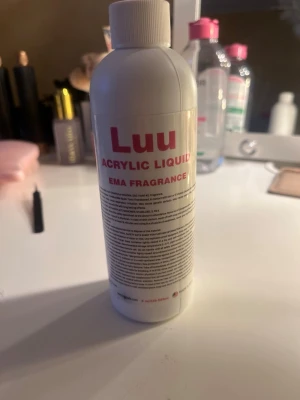 Luu Acrylic Liquid EMA Fragrance - Acrylic Liquid från Luu med EMA-doft, perfekt för akrylnaglar. Kommer i en vit plastflaska med skruvlock och tydlig rosa text. Vätskan används för att skapa och forma akrylnaglar och ger en professionell finish. Endast använda 1 gång. Pris går att diskuteras vid snabb affär 