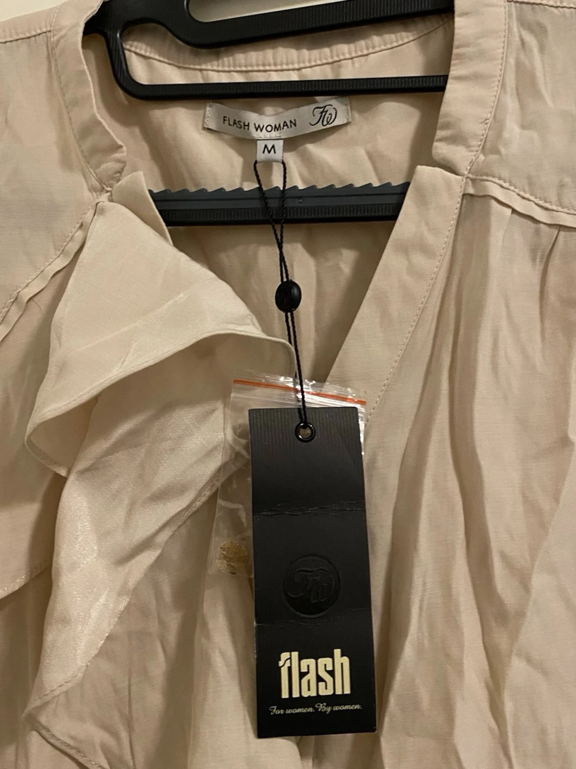 Beige blus med volang  - 2