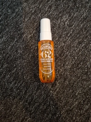 Brazilian Crush Cheirosa 62 Perfume Mist - En söt och fräsch doftmist från Sol de Janeiro, Brazilian Crush Cheirosa 62. Flaskan är orange med genomskinlig vädska och vitt spraylock. Doften har inslag av pistage och salt karamell, perfekt för dig som gillar gourmanddofter. Det är använd ett få tal gånger 