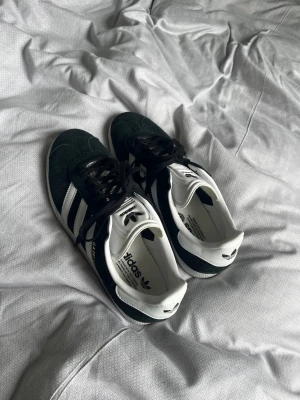 Adidas Gazelle svarta sneakers - Jättefina skor som endast är använda några få gånger och i ett jättefint skick🩷42 och ganska små i storleken så skulle säga 41