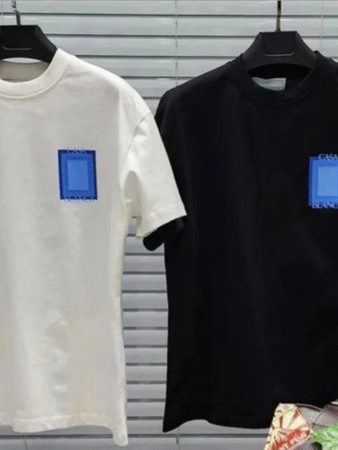 Vit t-shirt med blått tryck - 2