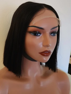 100% human hair, äkta hår vetnamese bob 5*5 closure wig  - 100% human hair, äkta hår vetnamese bob 5*5 closure peruk . Peruken har rakt hår och en klassisk mittbena. Passar dig som vill ha en stilren look och enkel styling. 