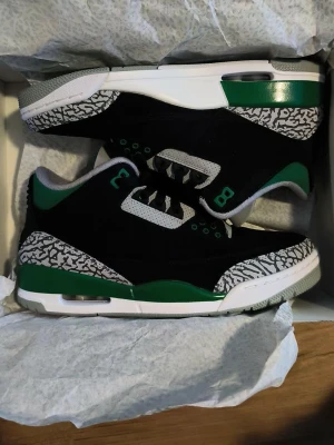 Svarta och gröna Air Jordan 3 sneakers - Pris kan diskuteras vid snabba affärer❗️❗️Limeted edition Air Jordan 3 sneakers i svart mocka med gröna och grå detaljer. Skorna har den klassiska elefantmönstrade panelen, vita och gröna inslag på sulan samt gröna öglor. Yttersulan är grå med grönt och vitt samt 'JORDAN'-logga undertill.