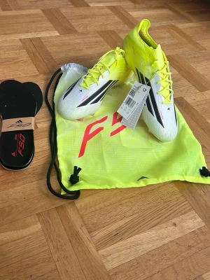 Adidas F50 Elite FG fotbollsskor - Säljer ett par Adidas F50 Born for Goals Elite FG fotbollsskor. Skorna är helt nya men ingen kartong då jag fick skorna. 