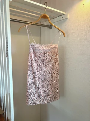 free people rosa paljett och spets fest mini klänning  - Jättesöt mini klänning med paljetter och spets🩷Jättefint skick, endast använd en gång! Justerbara knytband, storlek S! Mått: längd: 60 cm, byst: 40 cm, öppning: 60 cm🩷🩷