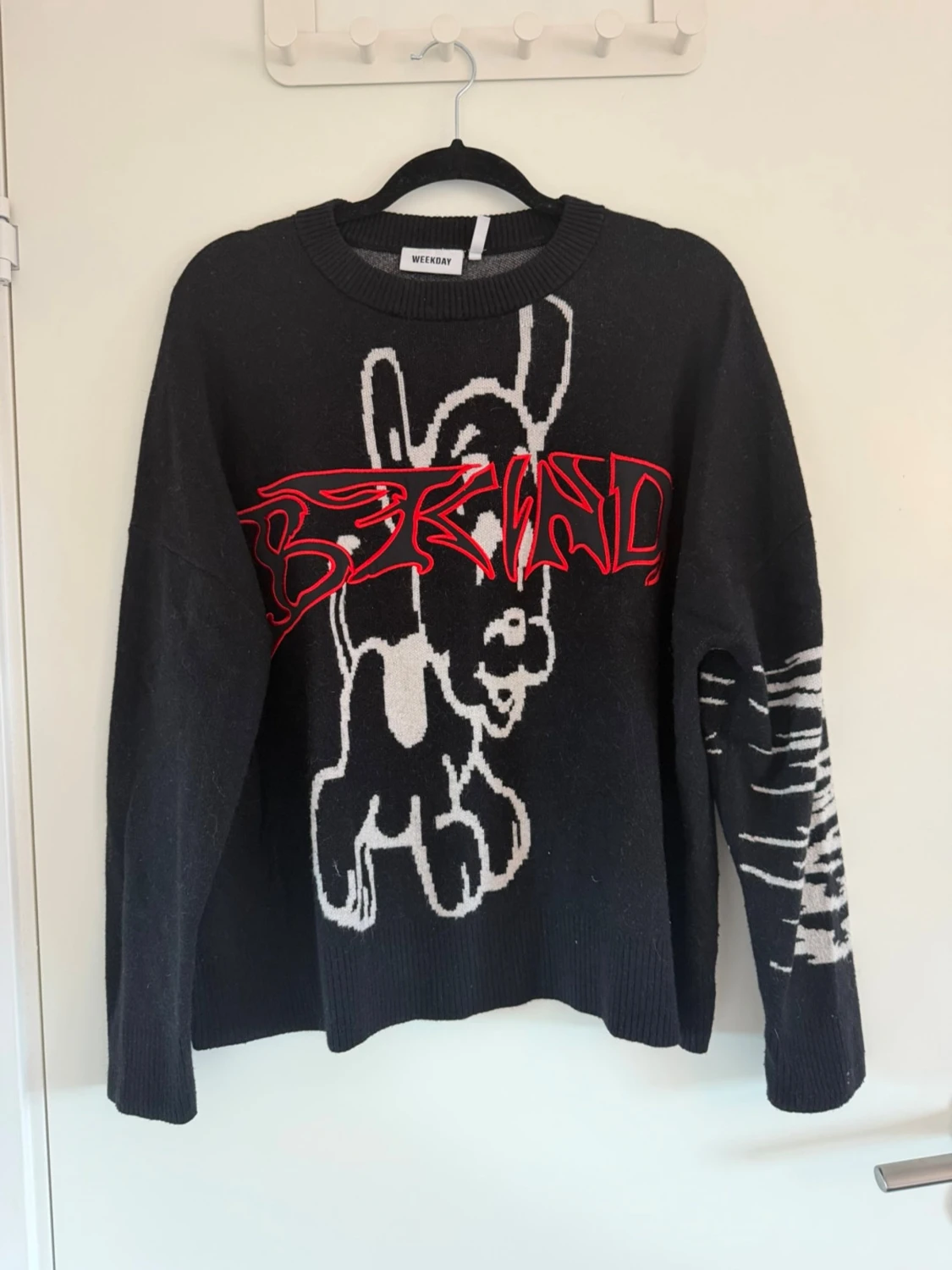 Svart stickad tröja med coolt motiv - 1