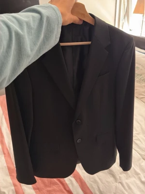 Kavaj - En kavaj köpt i Italien, ingen aning om märke men den är grymt schysst, svart är den och vill man ha tillhörande byxor också går det också självklart bra! Size small skulle jag säga men funkar också till medium!