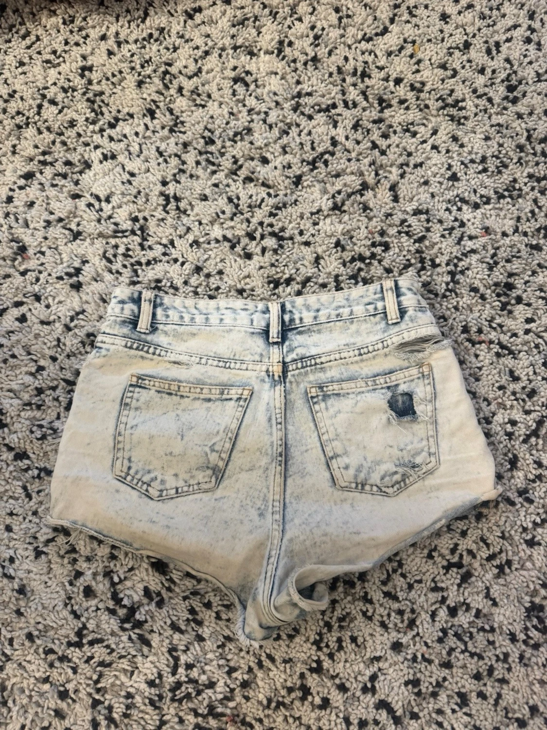 Ljusa jeansshorts med slitningar - 1