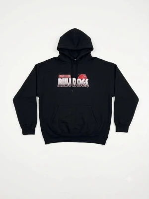 Svart Bostubel Bulldogs hoodie - Säljer en svart hoodie från Bostubel med trycket 'BULLDOGS' och en röd bulldog på bröstet. Hoodien har huva med dragsko, stor magficka och ribbade muddar. Tillverkad i 50% bomull och 50% polyester, perfekt för en avslappnad streetwear-look.