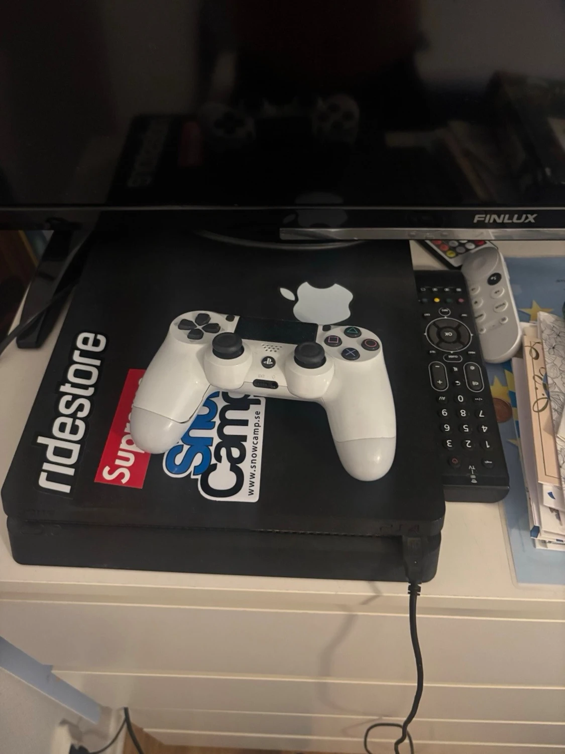PlayStation 4 med vit DualShock-kontroll - 1