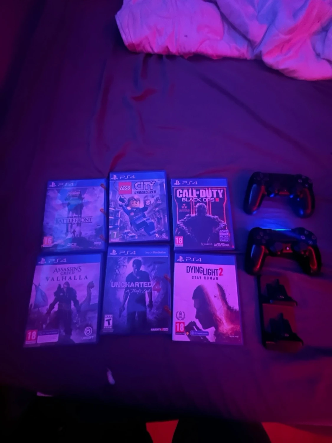 PlayStation 4 Slim med spel och kontroller - 1