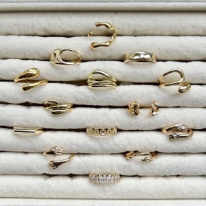 Massa nya ringar i lager!-styck pris 89kr - Ringarna är guldpläterade och sterlingär silver. De är även justerbara vilket innebär att de passar alla! Skötselråd och putsduk medföljer! Skriv för specifika bilder och pris då vissa är billigare än andra! Kontakta vid intresse av köp! 💓