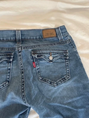 Vintage Levi’s low flare/bootcut jeans  - Köpta vintage, är i mycket bra skick men säljs då de tyvärr inte passar mig … 🥹🩷 Alla mått: Midja 41 cm 🩷 Lårvidd 23 cm 🩷 Innerben 73 cm 