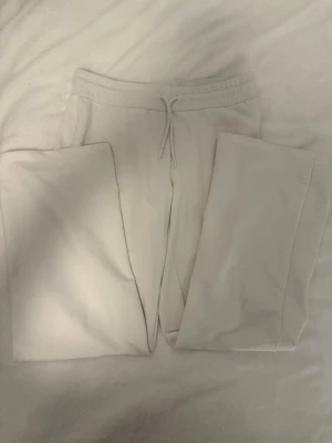 Vit chillbyxa - Vit chillbyxa från lager 157, low-midwaist.