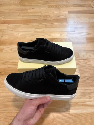 Axel Arigato clean 90 suede sneakers black/white - Axel Arigato Clean 90 Suede Sneakers in Black/White, size EU 41. Worn max 5 times and in excellent condition with minimal signs of wear. Original box & dust bag included.