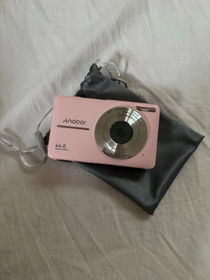 Rosa digitalkamera från Andoer - Säljer en söt rosa digitalkamera från Andoer med 44 megapixlar då jag köpt en ny kamera 💞 super lätt att förstå (har tyvärr inte kvar instruktions boken men går enkelt att googla) 