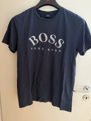 Hugo Boss T-shirt - Marinblå T-shirt från Hugo Boss i storlek M.