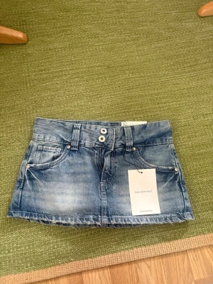 Slutsåld stradivarius jeanskjol!! - Säljer en helt ny supersnygg jeanskjol då jag köpt en annan!! Superfin och helt slutsåld! Storlek 32! Med inbyggda shorts!! 