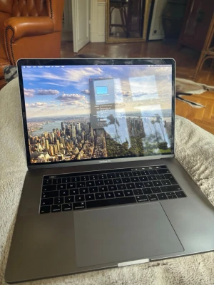 Macbook pro 2018 15 inch - Säljer min macbook pro 2018 15 tum då den inte används längre. Fungerar som ny, enda problemet med den är repor på baksidan (se bilder). Tangentlayout är QWERTZ Laddare tillkommer  Kan skickas eller mötas upp i Stockholmsområdet. 