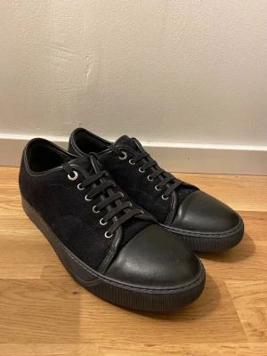 Svarta Lanvin DDB1  - Tja säljer dessa skit feta lanvin skor i storlek uk 7/ 41-42, jättefint skick, bara en liten defekt inne i skon men påverkar inte utseendet modellen heter DDB1 nappa cap toe, hör av dig vid frågor! En perfekt sko nu för sommaren och hösten
