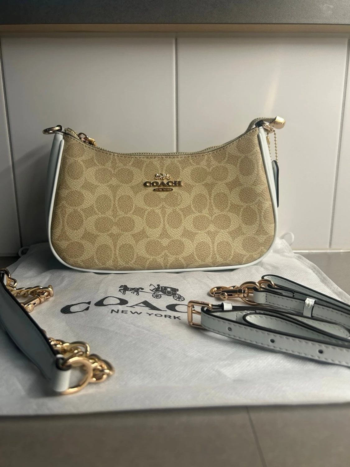 Coach Teri Shoulder bag Signature Canvas (Sand)