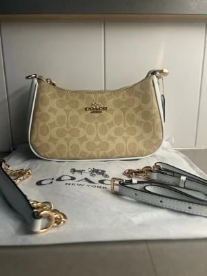 Coach Teri Shoulder bag Signature Canvas (Sand) - Aldrig Använt!