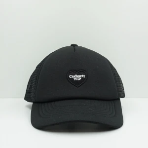 Carhartt WIP Heart Patch Black Trucker Snapback Cap - Ny svart trucker snapback-keps från Carhartt WIP med hjärtmärke.