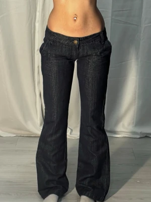 Low bootcut glittriga jeans  - Midjemått: 38cm. Gren: 17cm. Innerbenslängd: 80cm. (Storlek 27.) Kolla in min profil, följ för fler plagg🙌10225