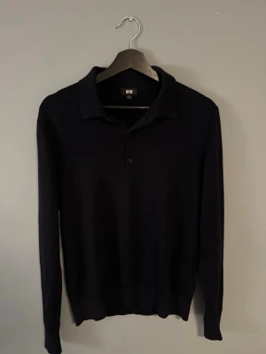 Långärmad piké från Uniqlo - Tjena säljer en marinblå långärmad piké från uniqlo i storlek S, skick 9/10. Hör gärna av er vid fler frågor eller funderingar, mvh