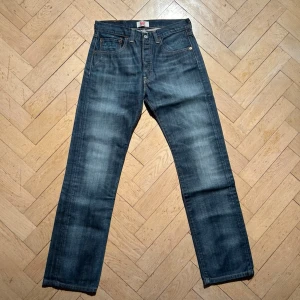 Levis vintage 501 jeans - Vid köp av fler produkter erbjuds bättre pris. Skriv vid ytterligare frågor eller funderingar🤝 Storlek: 31/32.  Mått: Längd 106 cm. Midja 39 cm.
