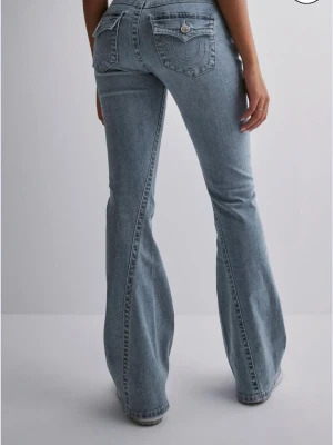 True religion jeans w24 - Helt i ny skick, true religion jeans joey, lågmidjade. Jättesnygga ljusblåa lågmidjade jeans. Storlek 24. Skriv vid frågor💕