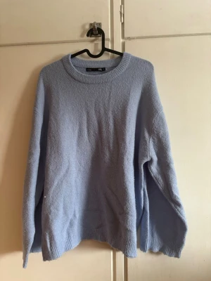 Ljusblå stickad tröja 157 - Mysig ljusblå stickad tröja från 157 med rund halsringning och ribbade muddar vid ärmslut och nederkant. Knappt använd 